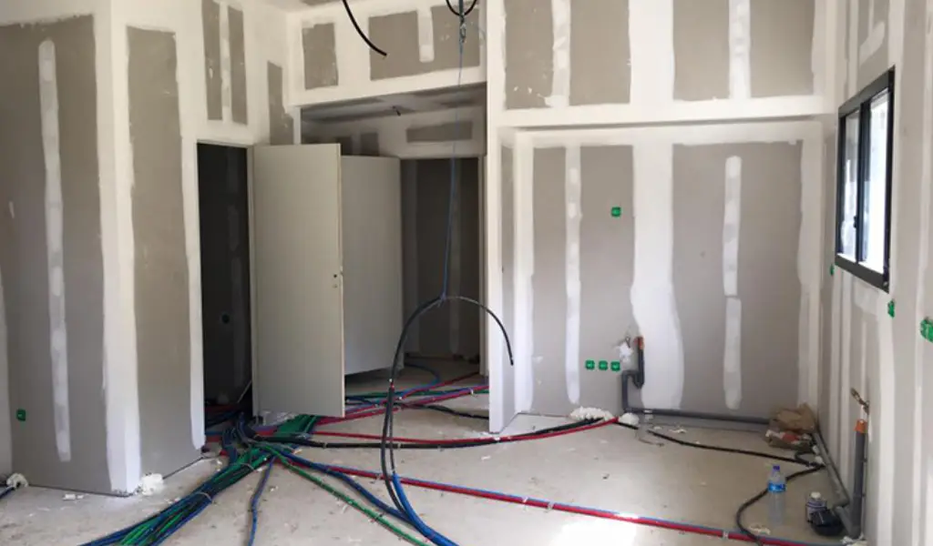 Services électriques pour commerces par un électricien à Paris.